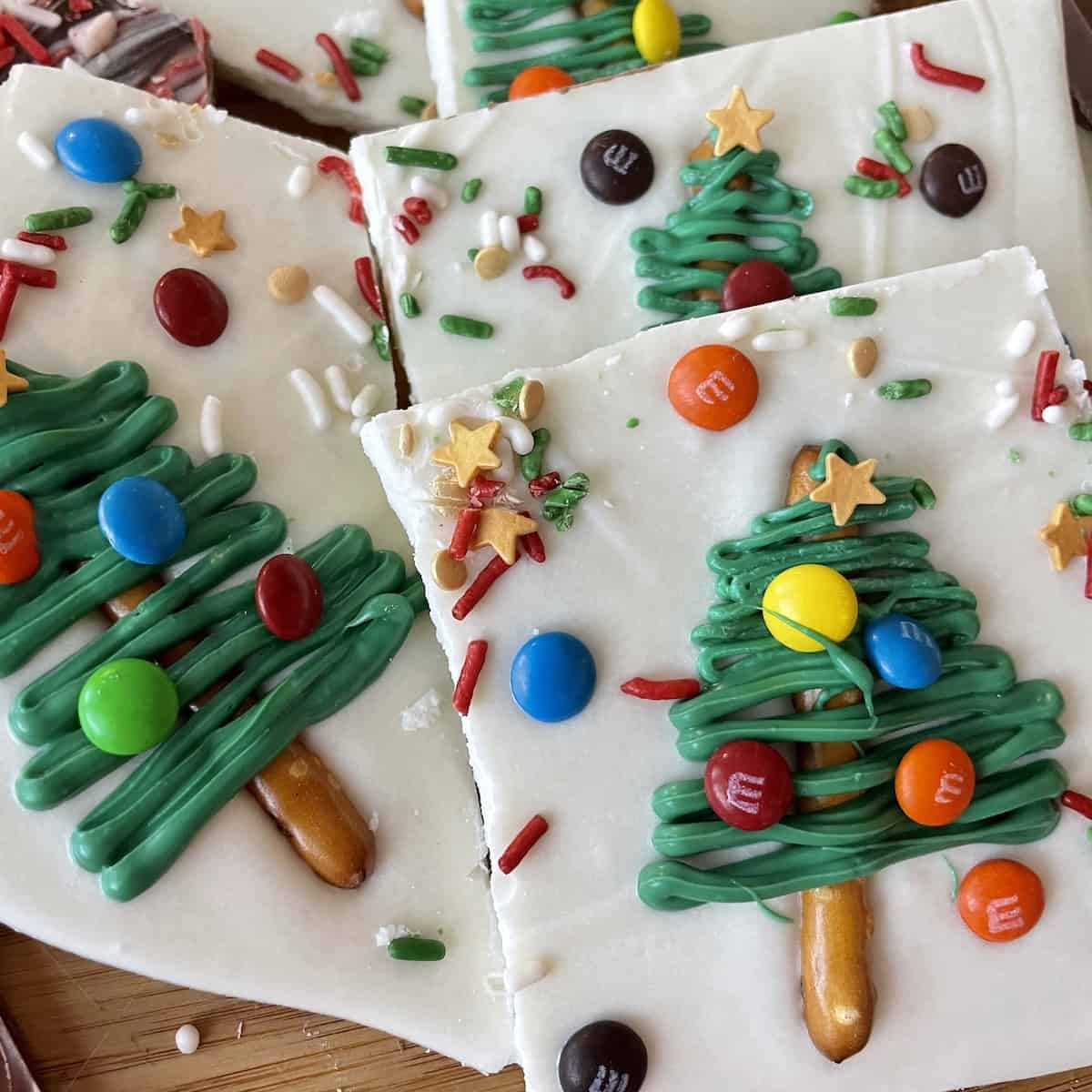 white chocolate bark with pretzels and green chocolate christmas trees