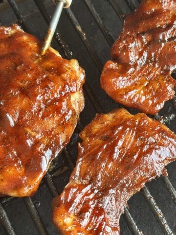 bbq chicken thighs on traeger grill grates